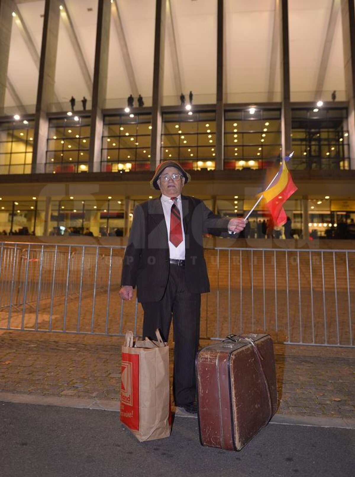 GALERIE FOTO El e cel mai tare fan al României! Ce costumaţii a avut pregătite pentru meciul cu Irlanda de Nord