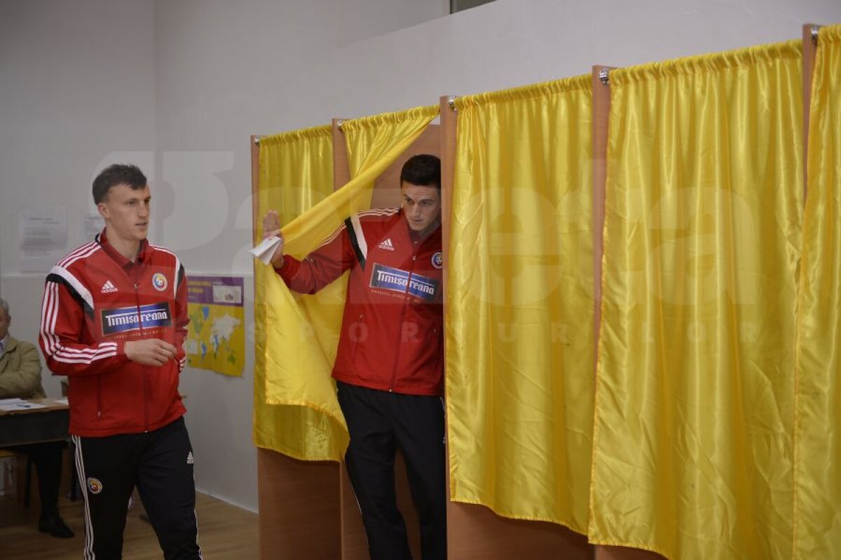 FOTO Au marcat şi la urne » Fiindcă se aflau în cantonament, jucătorii "naţionalei" au votat la Mogoşoaia