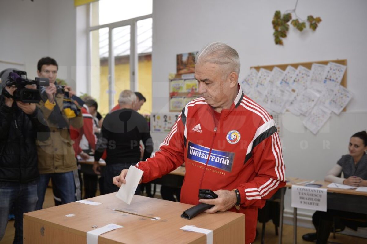 FOTO Au marcat şi la urne » Fiindcă se aflau în cantonament, jucătorii "naţionalei" au votat la Mogoşoaia