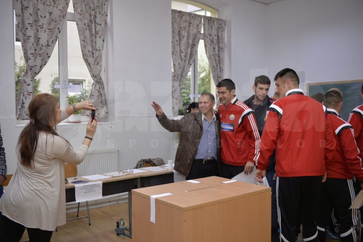 FOTO Au marcat şi la urne » Fiindcă se aflau în cantonament, jucătorii "naţionalei" au votat la Mogoşoaia