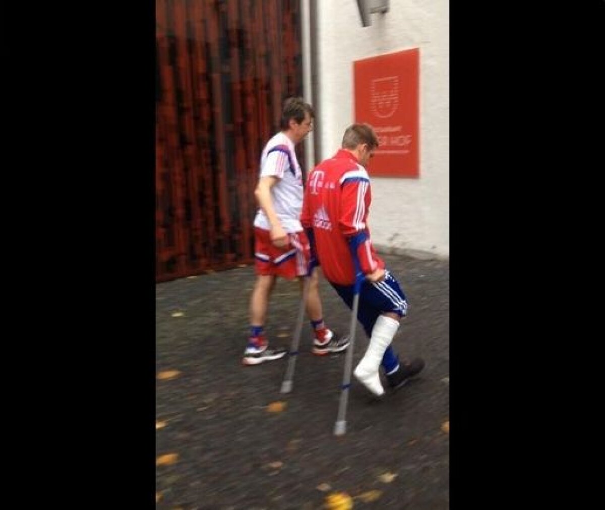 FOTO » Philipp Lahm şi-a rupt glezna şi a fost cărat pe braţe de colegi! » Va fi operat şi va lipsi o lungă perioadă