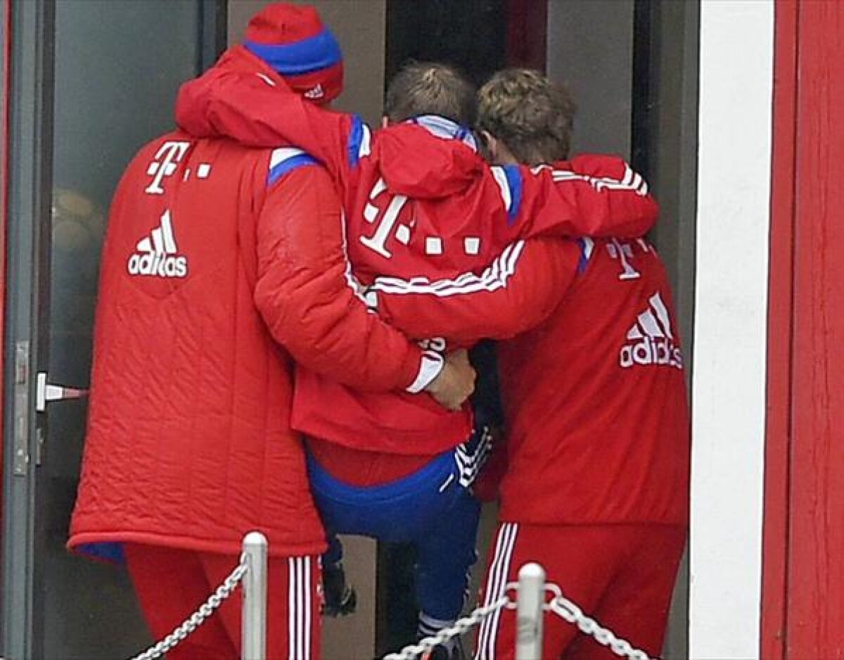 FOTO » Philipp Lahm şi-a rupt glezna şi a fost cărat pe braţe de colegi! » Va fi operat şi va lipsi o lungă perioadă