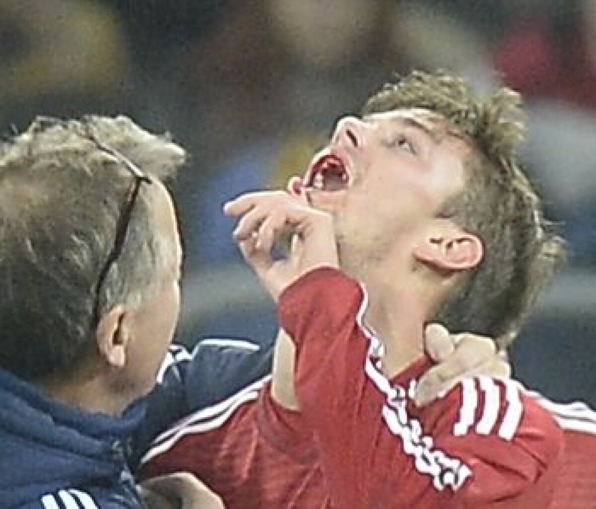 FOTO Bad boy Lucică! Sînmărtean i-a rupt dinţii unui adversar » Danezul a fost transportat la spital