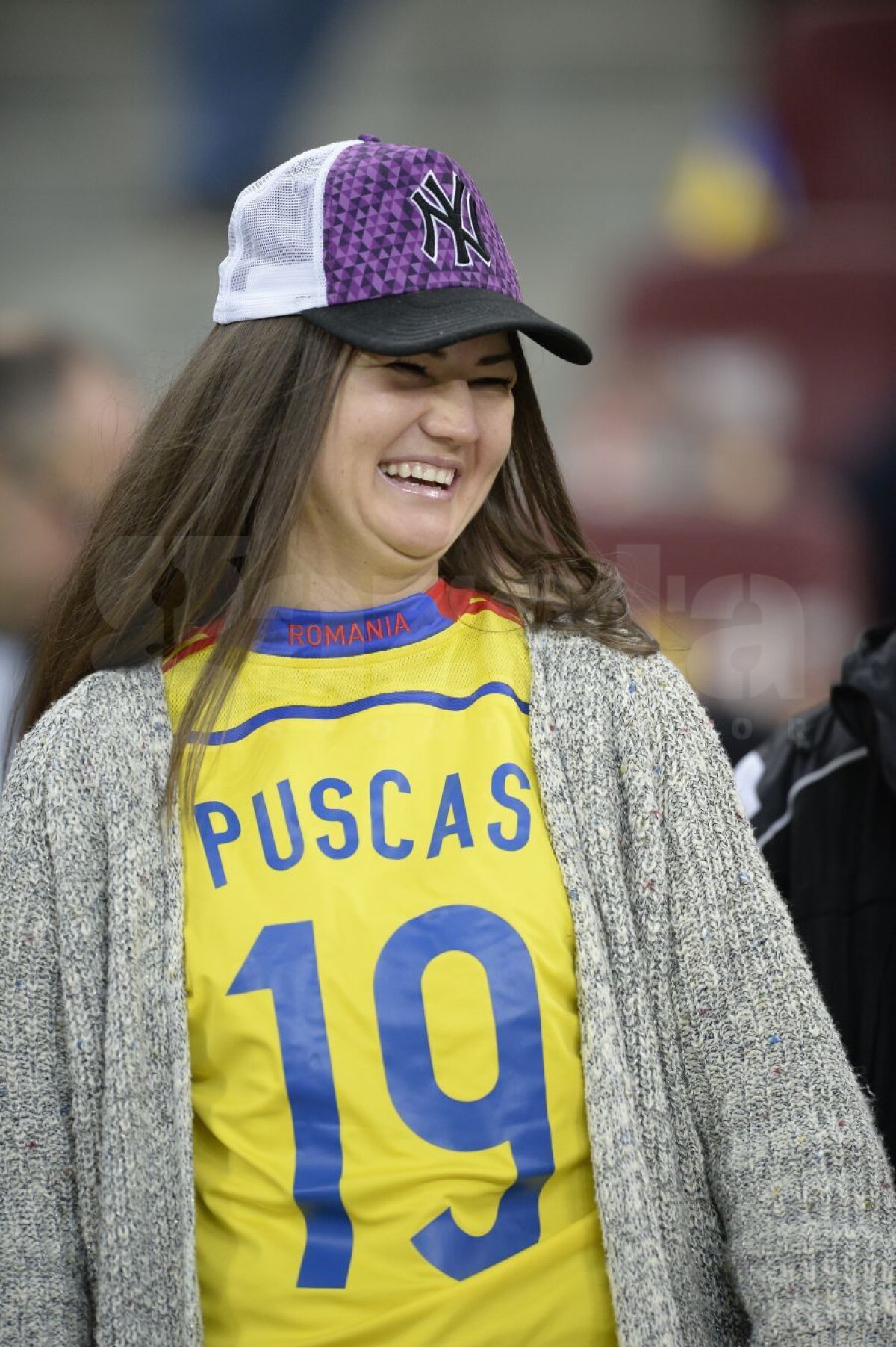 FOTO Arhipelag "tricolor" » Aseară, "naţionala" a jucat cu tribunele pustii, numai 10.000 de fani au fost pe stadion