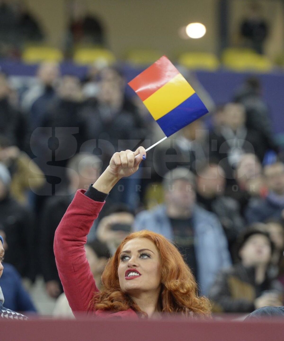FOTO Arhipelag "tricolor" » Aseară, "naţionala" a jucat cu tribunele pustii, numai 10.000 de fani au fost pe stadion