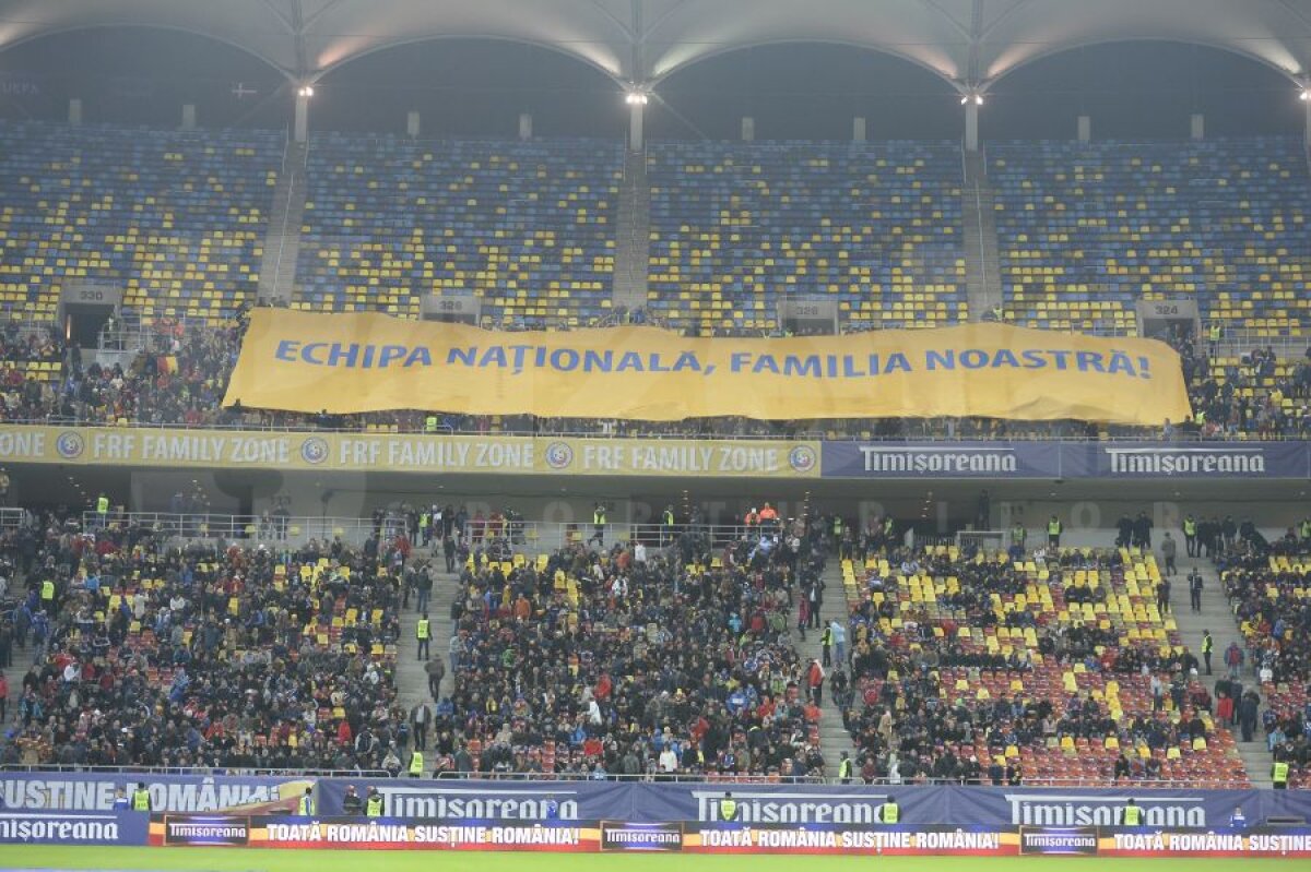 FOTO Arhipelag "tricolor" » Aseară, "naţionala" a jucat cu tribunele pustii, numai 10.000 de fani au fost pe stadion
