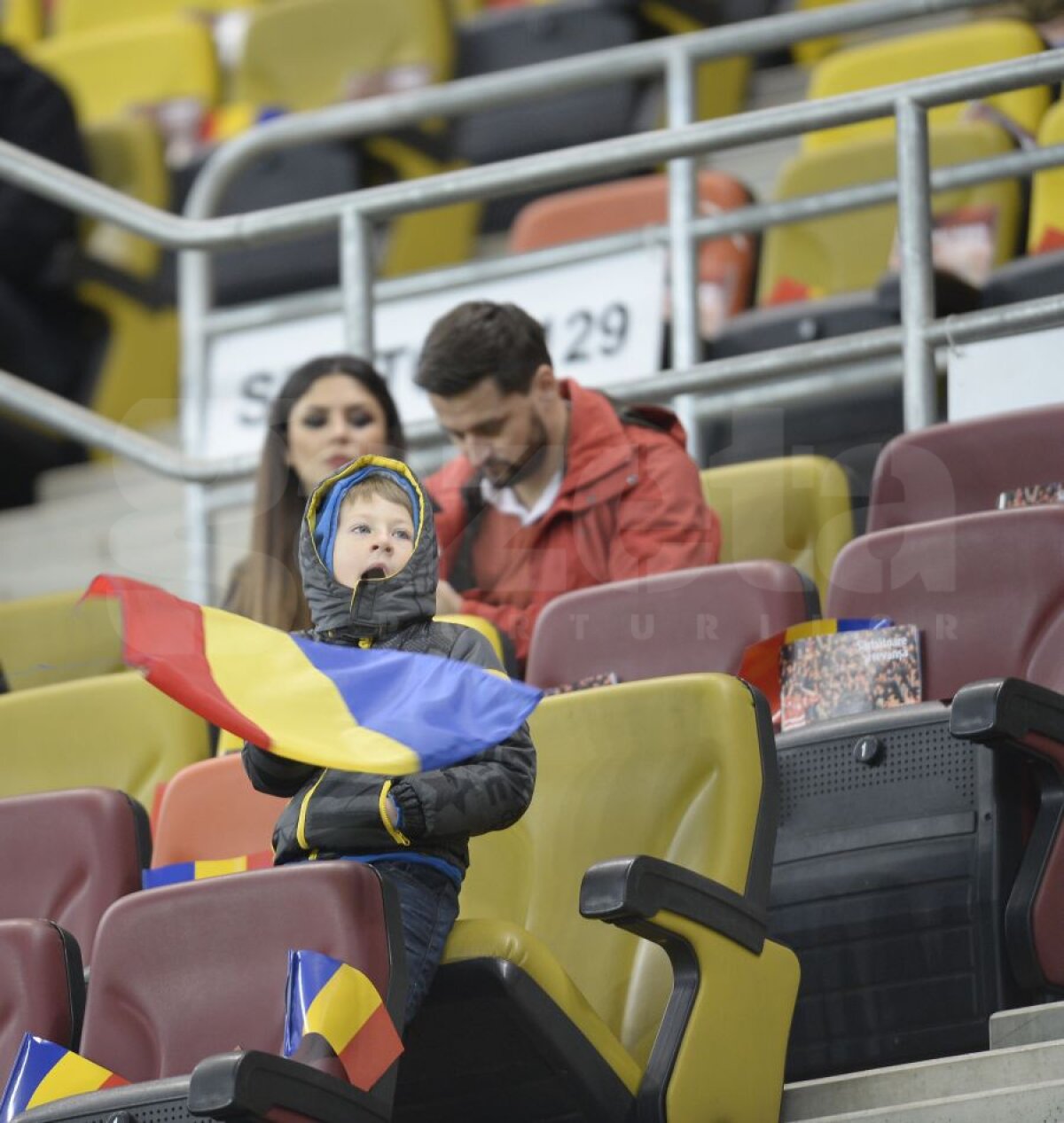FOTO Arhipelag "tricolor" » Aseară, "naţionala" a jucat cu tribunele pustii, numai 10.000 de fani au fost pe stadion