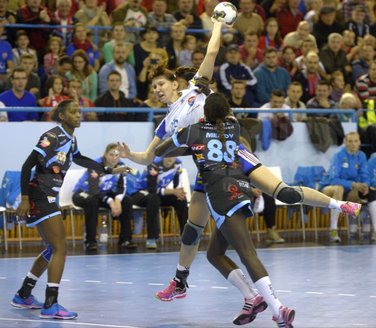 FOTO Nici de această dată! HCM Baia Mare stă la mîna rezultatelor pentru a se califica în grupele principale din Champions League! Româncele au pierdut iar cu Metz, 23-24