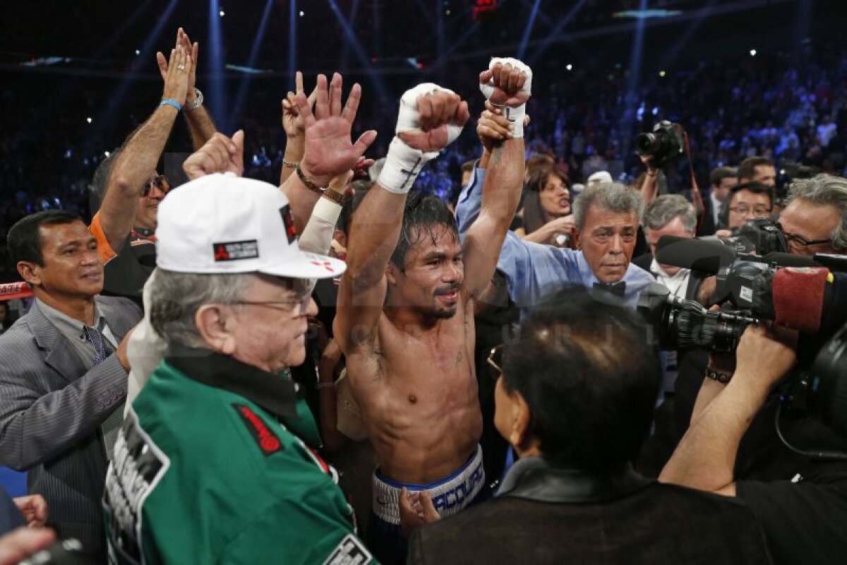 FOTO » Manny Pacquiao, tot mai aproape de un meci cu Floyd Mayweather » Filipinezul l-a învins pe Chris Algieri, după ce l-a trimis de 6 ori la podea!
