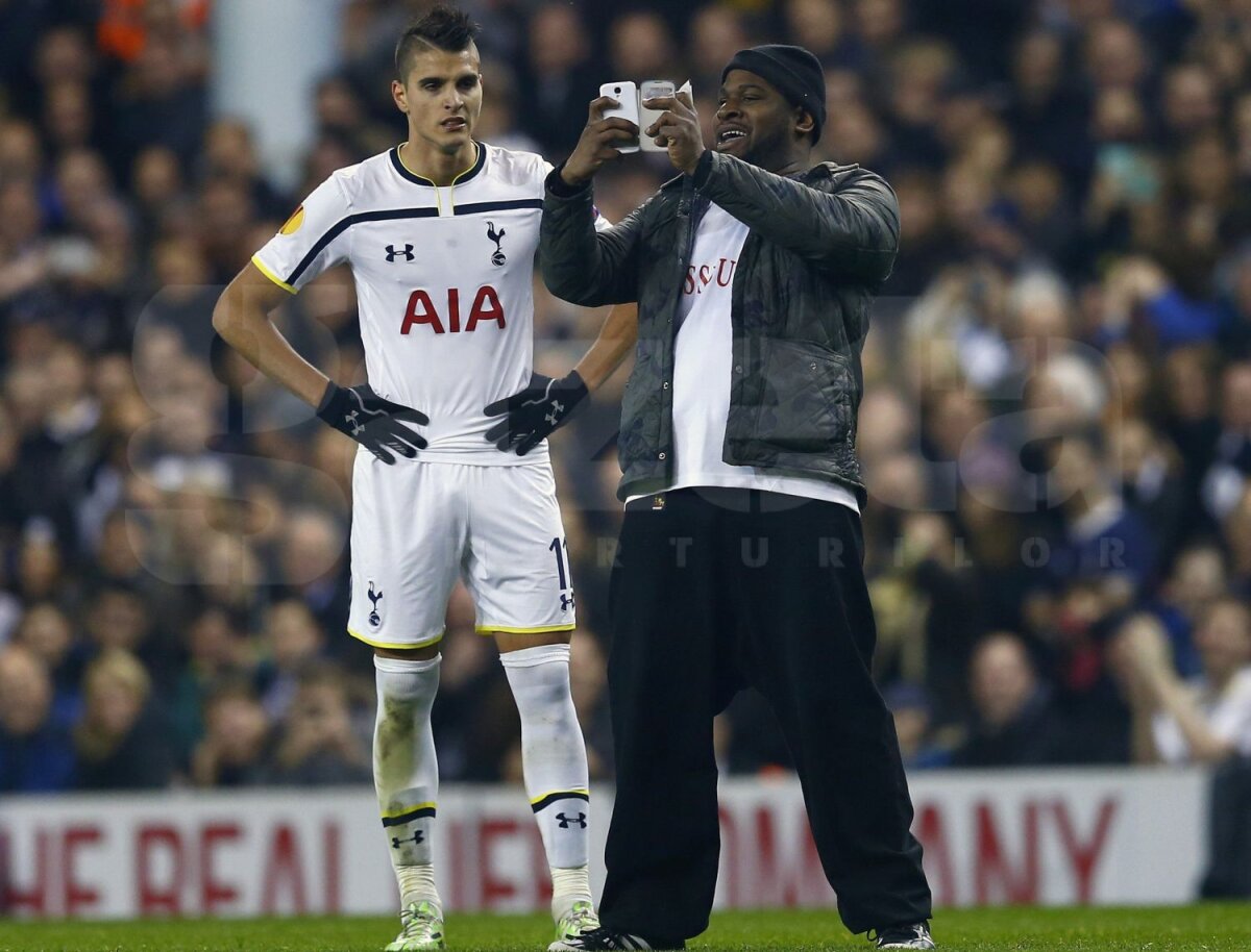 FOTO Crazy selfie » Trei fani au întrerupt Tottenham - Partizan pentru un pariu nebun: care rămîne mai mult pe gazon