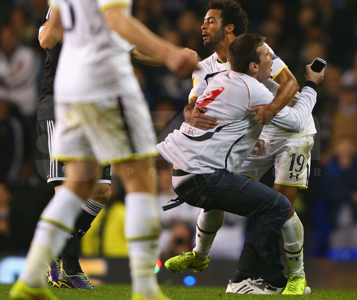 FOTO Crazy selfie » Trei fani au întrerupt Tottenham - Partizan pentru un pariu nebun: care rămîne mai mult pe gazon