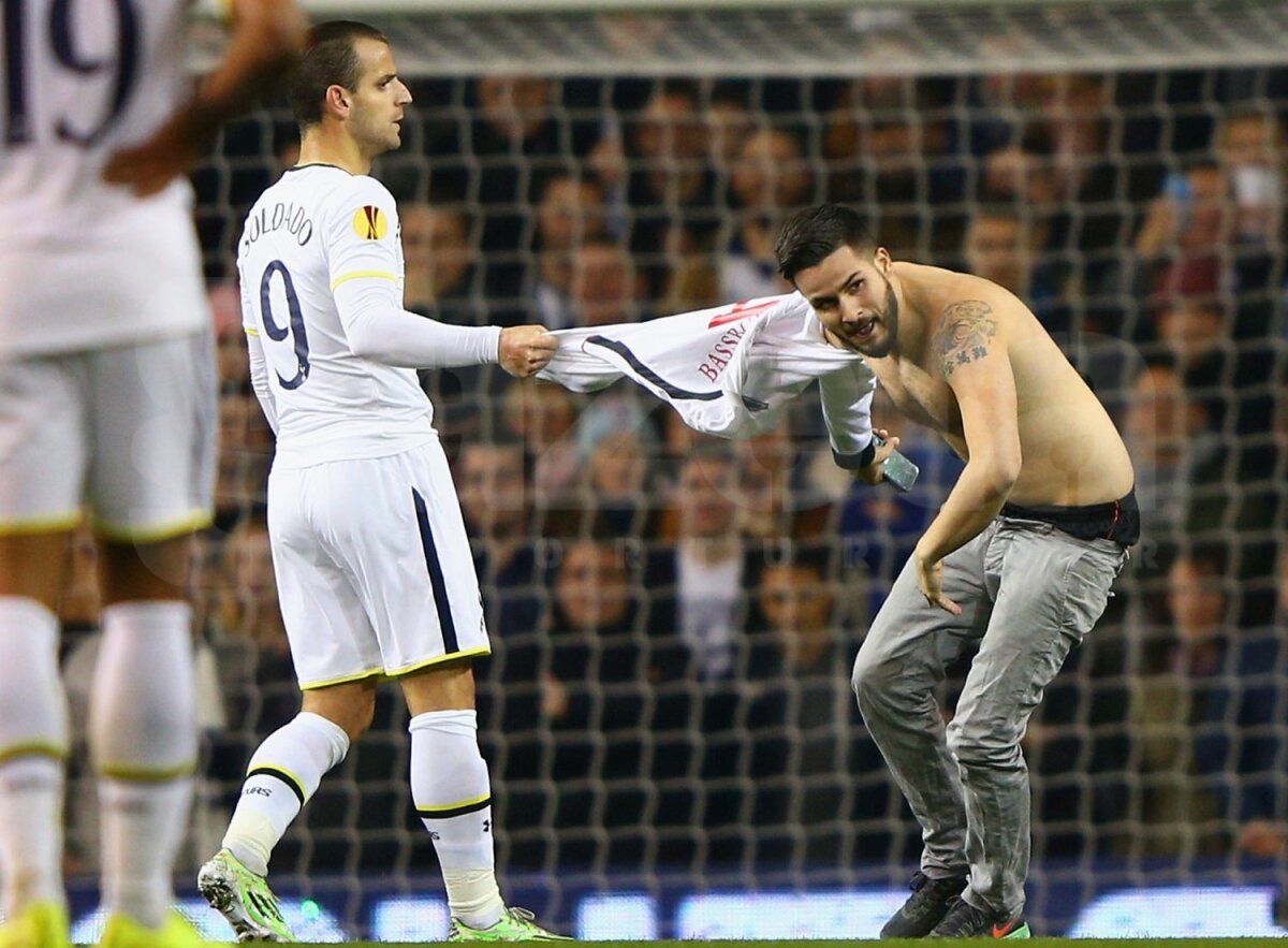 FOTO Crazy selfie » Trei fani au întrerupt Tottenham - Partizan pentru un pariu nebun: care rămîne mai mult pe gazon