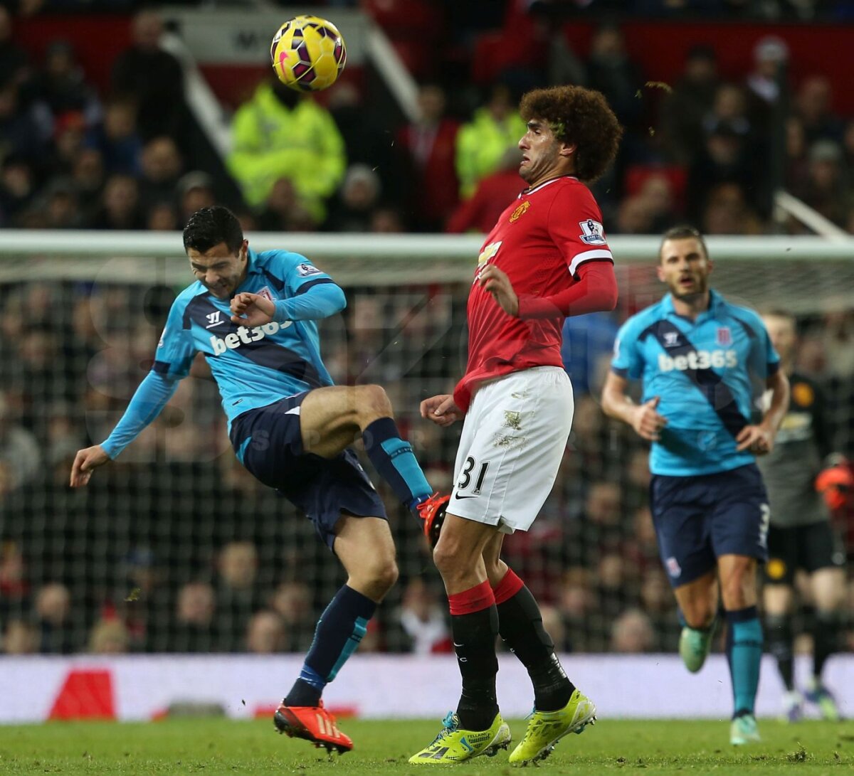VIDEO Lovit în mînă, s-a luat de gît! Marouane Fellaini candidează la cea mai proastă simulare din istoria Premier League