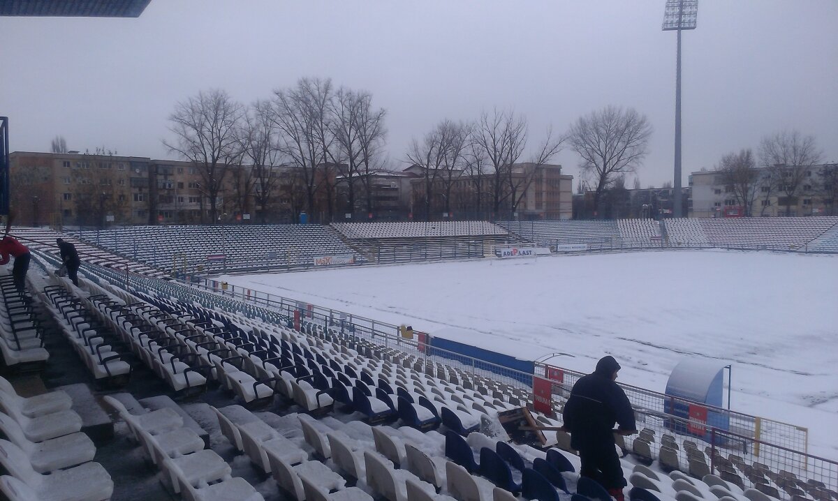 Suporterii Oţelului dau o mînă de ajutor la deszăpezirea stadionului