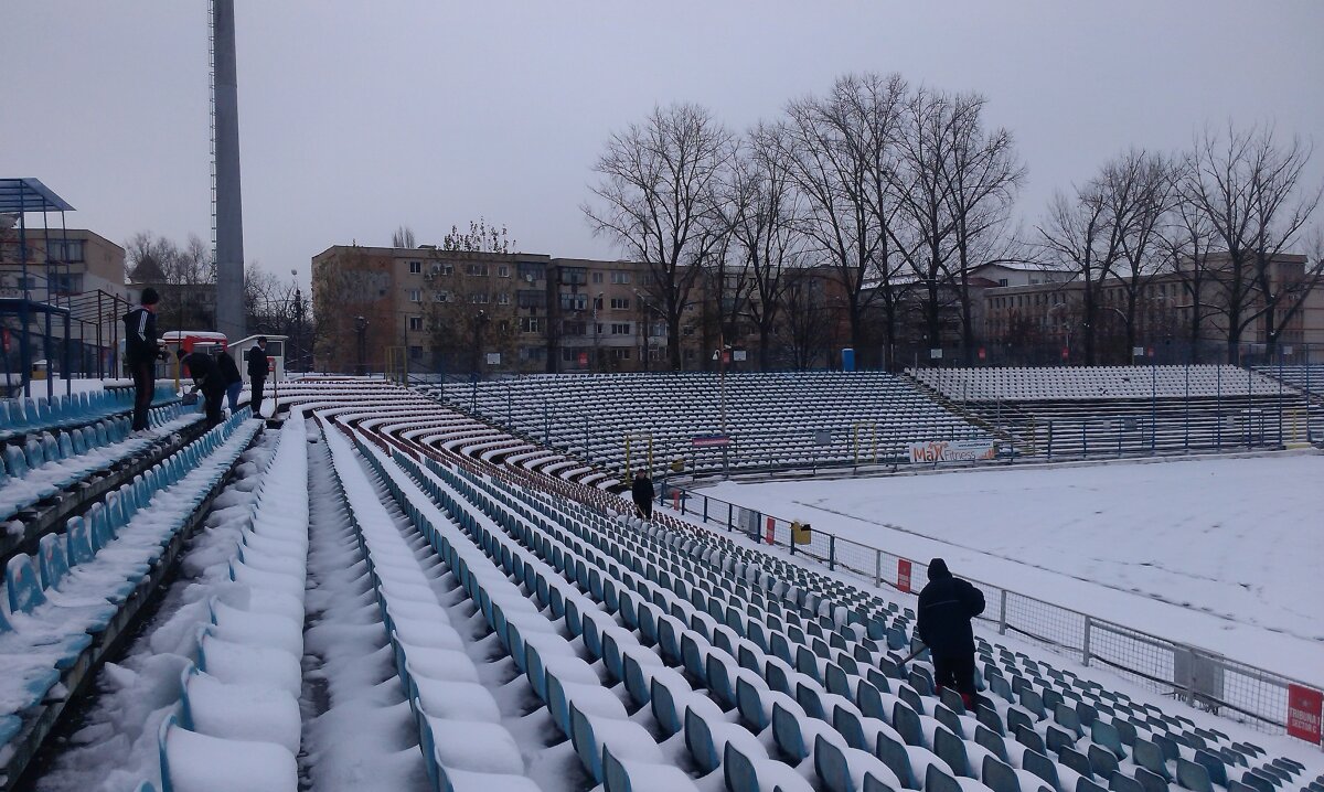 Suporterii Oţelului dau o mînă de ajutor la deszăpezirea stadionului