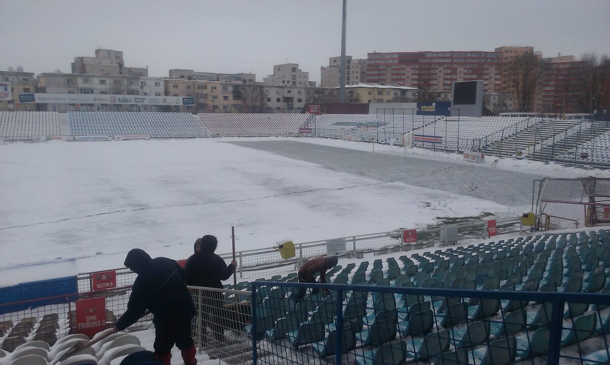 Suporterii Oţelului dau o mînă de ajutor la deszăpezirea stadionului