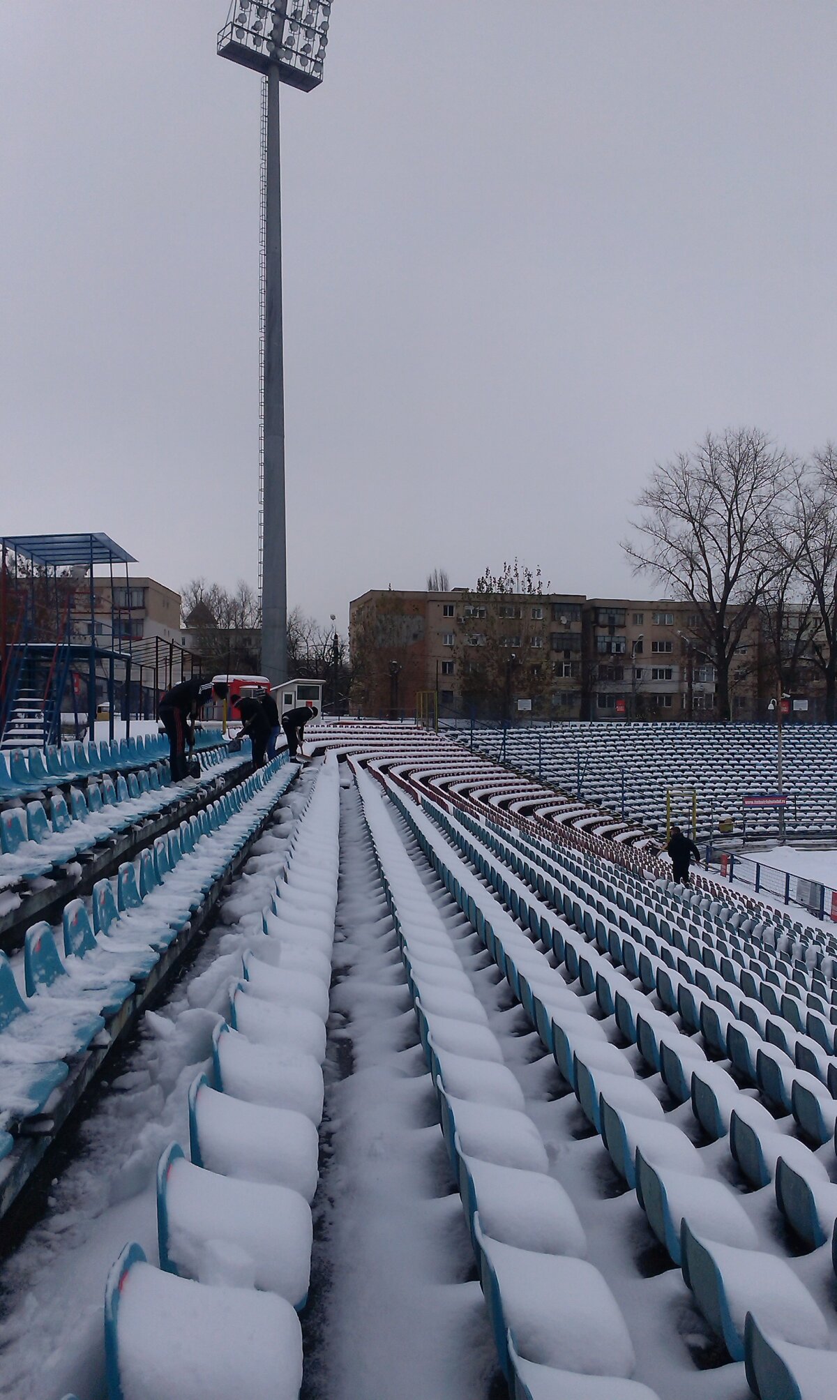 Suporterii Oţelului dau o mînă de ajutor la deszăpezirea stadionului