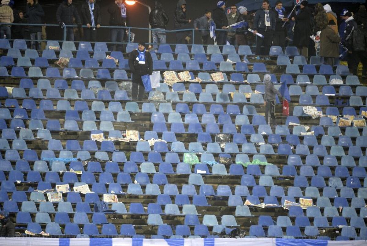 GALERIE FOTO Amintiri de pe "Ion Oblemenco" » Suporterii olteni şi-au luat suveniruri aparte de la ultimul joc împotriva Stelei