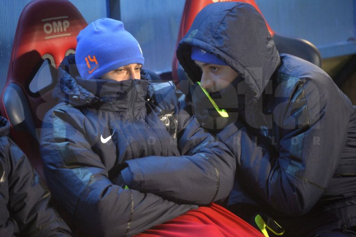 VIDEO şi FOTO Steaua fără nume » Gest fără precedent: oficialii roş-albaştrilor au scos numele "Steaua" şi sigla de pe panouri şi tabelă înainte de meciul cu CSMS Iaşi