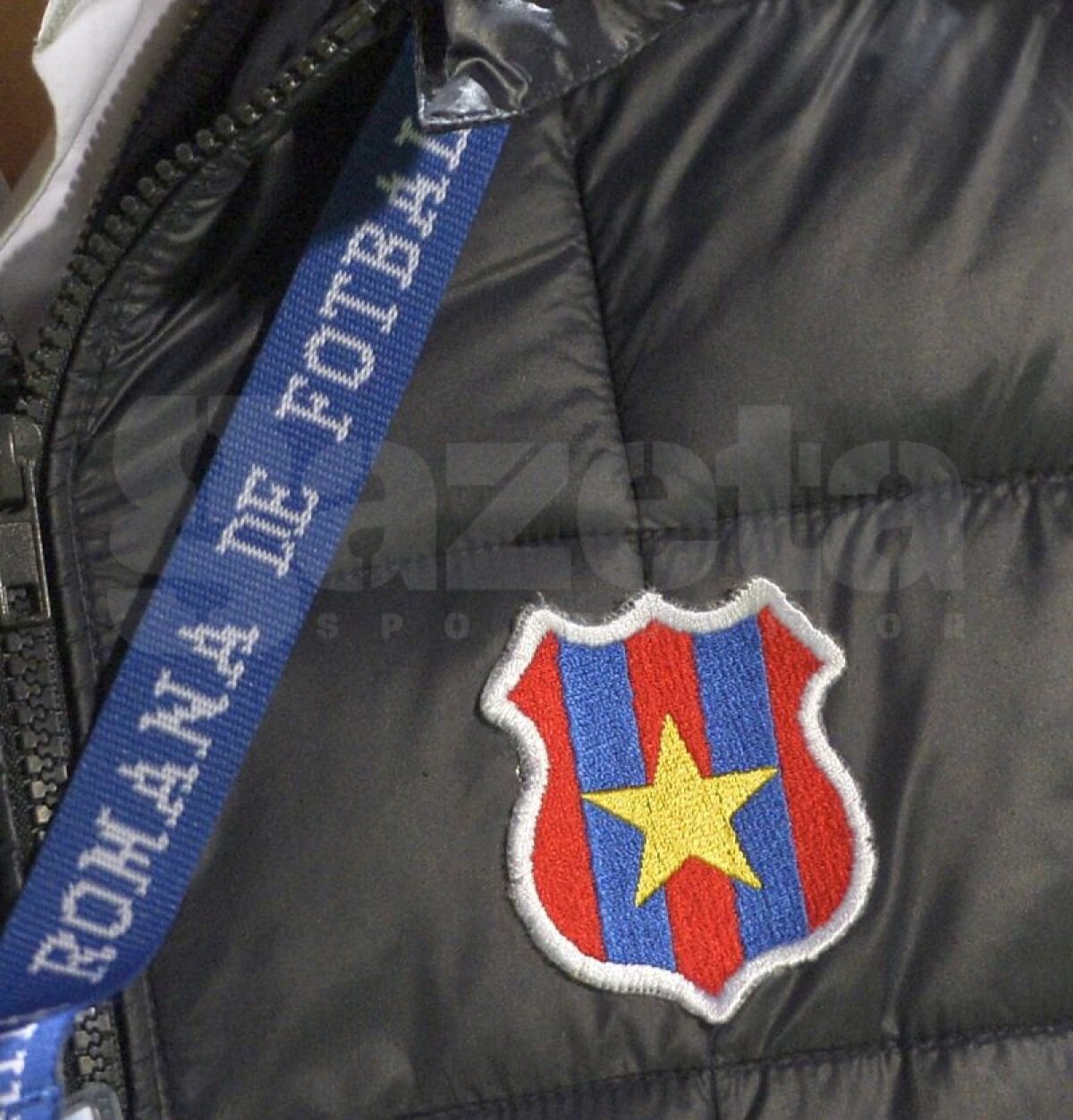 VIDEO şi FOTO Steaua fără nume » Gest fără precedent: oficialii roş-albaştrilor au scos numele "Steaua" şi sigla de pe panouri şi tabelă înainte de meciul cu CSMS Iaşi