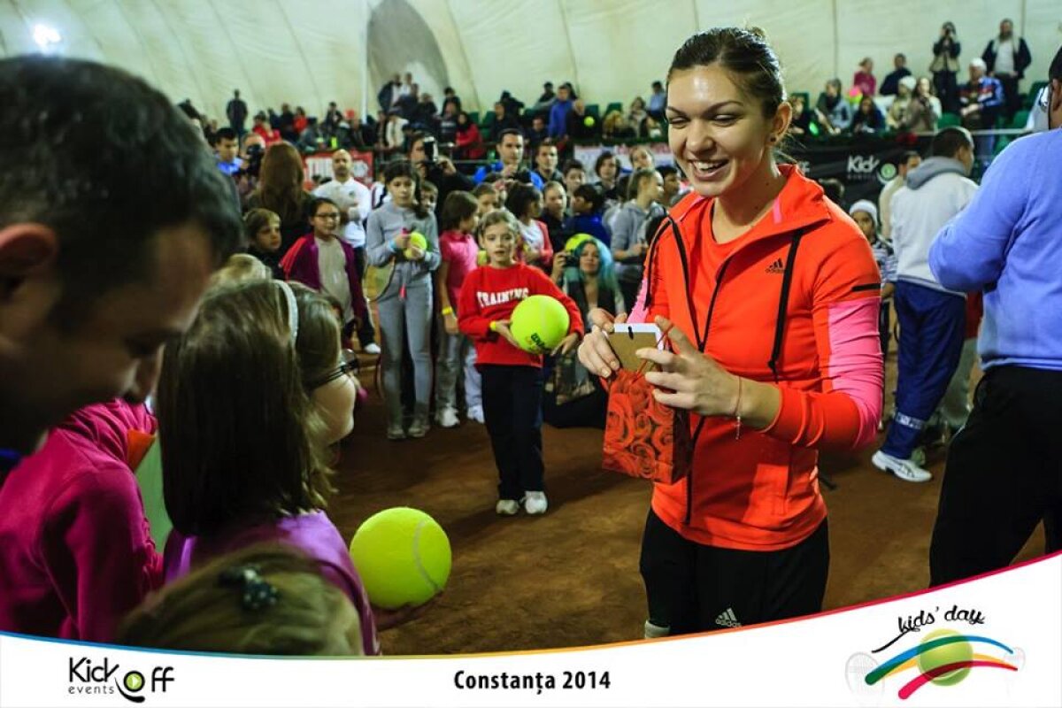 FOTO Simona Halep şi Horia Tecău, alături de copiii pasionaţi de tenis » 350 de puşti i-au «sufocat» pe cei doi tenismeni