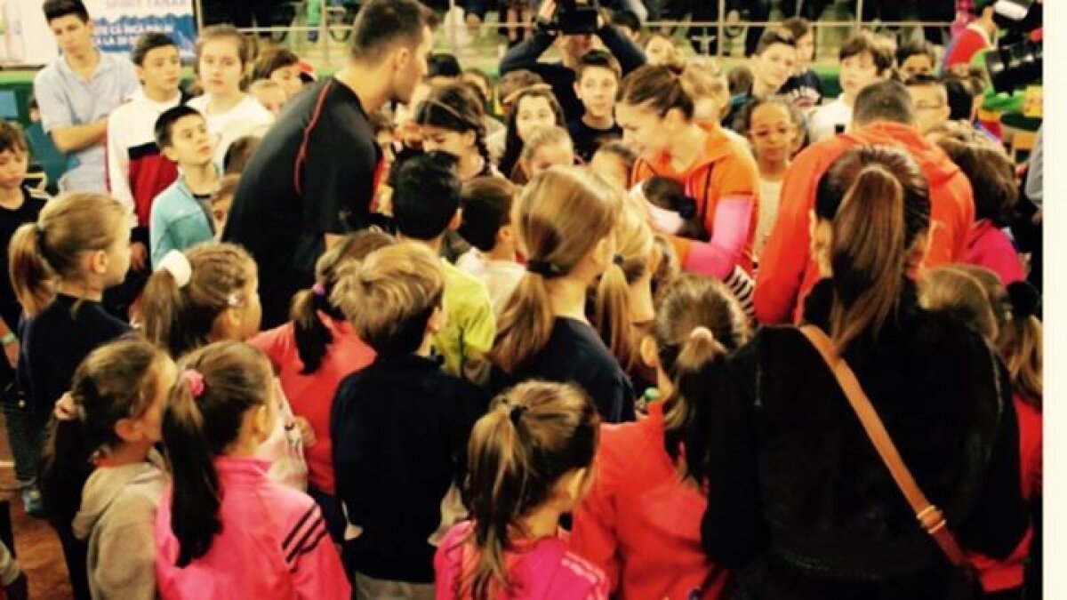 FOTO Simona Halep şi Horia Tecău, alături de copiii pasionaţi de tenis » 350 de puşti i-au «sufocat» pe cei doi tenismeni