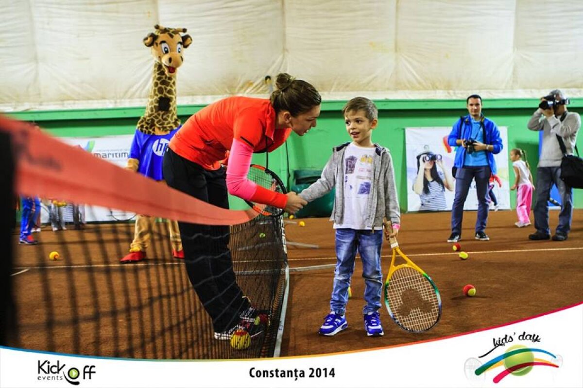 FOTO Simona Halep şi Horia Tecău, alături de copiii pasionaţi de tenis » 350 de puşti i-au «sufocat» pe cei doi tenismeni