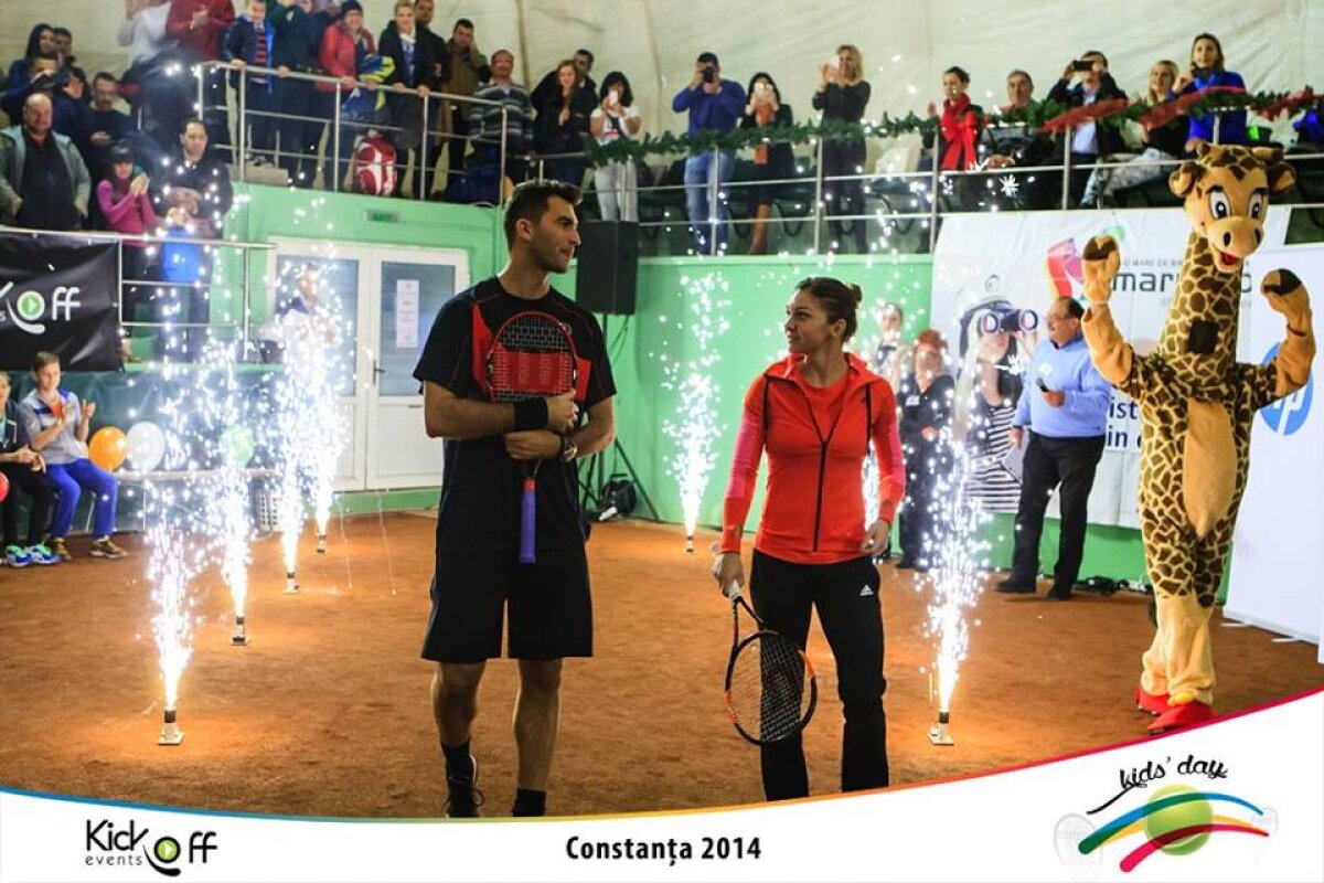 FOTO Simona Halep şi Horia Tecău, alături de copiii pasionaţi de tenis » 350 de puşti i-au «sufocat» pe cei doi tenismeni