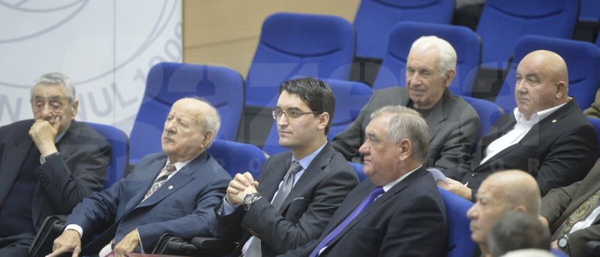 GALERIE FOTO Halatul, cît e halatul? :D » Premieră: Burleanu, criticat pentru cum a venit îmbrăcat azi la festivitate: "Este jenant"