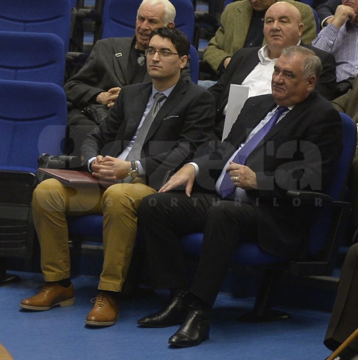 GALERIE FOTO Halatul, cît e halatul? :D » Premieră: Burleanu, criticat pentru cum a venit îmbrăcat azi la festivitate: "Este jenant"