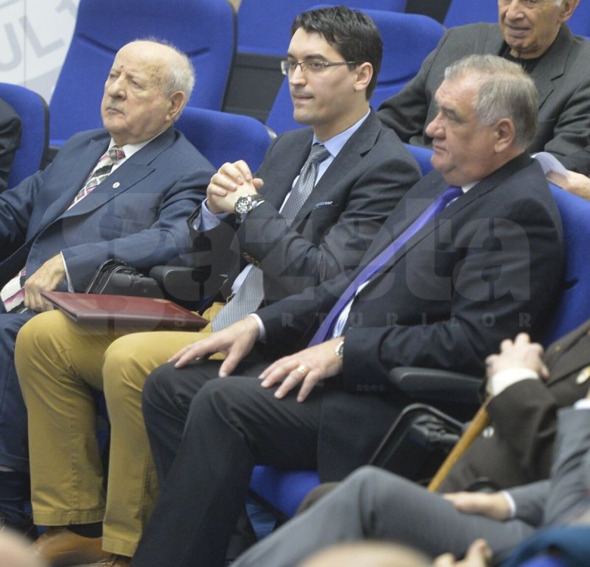 GALERIE FOTO Halatul, cît e halatul? :D » Premieră: Burleanu, criticat pentru cum a venit îmbrăcat azi la festivitate: "Este jenant"