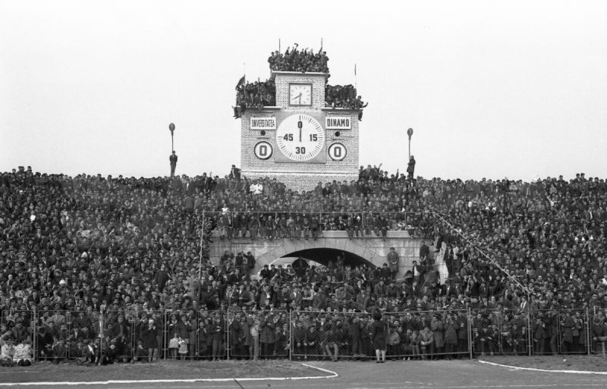 De pe nocturnă şi de pe tabelă se vede cel mai bine! » Cum se trăia un meci pe "Central". Fotografii care-ţi lasă un nod în gît
