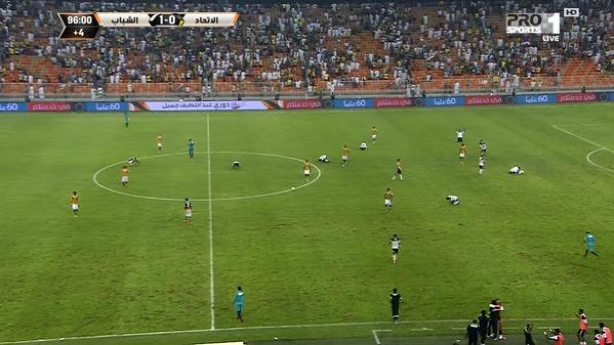 FOTO Victor Piţurcă, martorul unei imagini rar întîlnite pe stadioane » Gestul făcut de jucătorii lui Al Shabab la finalul jocului