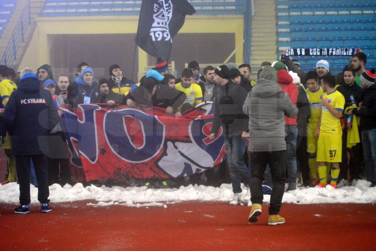 FOTO Imagini impresionante la Iaşi » Jucătorii Stelei au sărbătorit pe teren cu galeria la ultimul meci din 2014