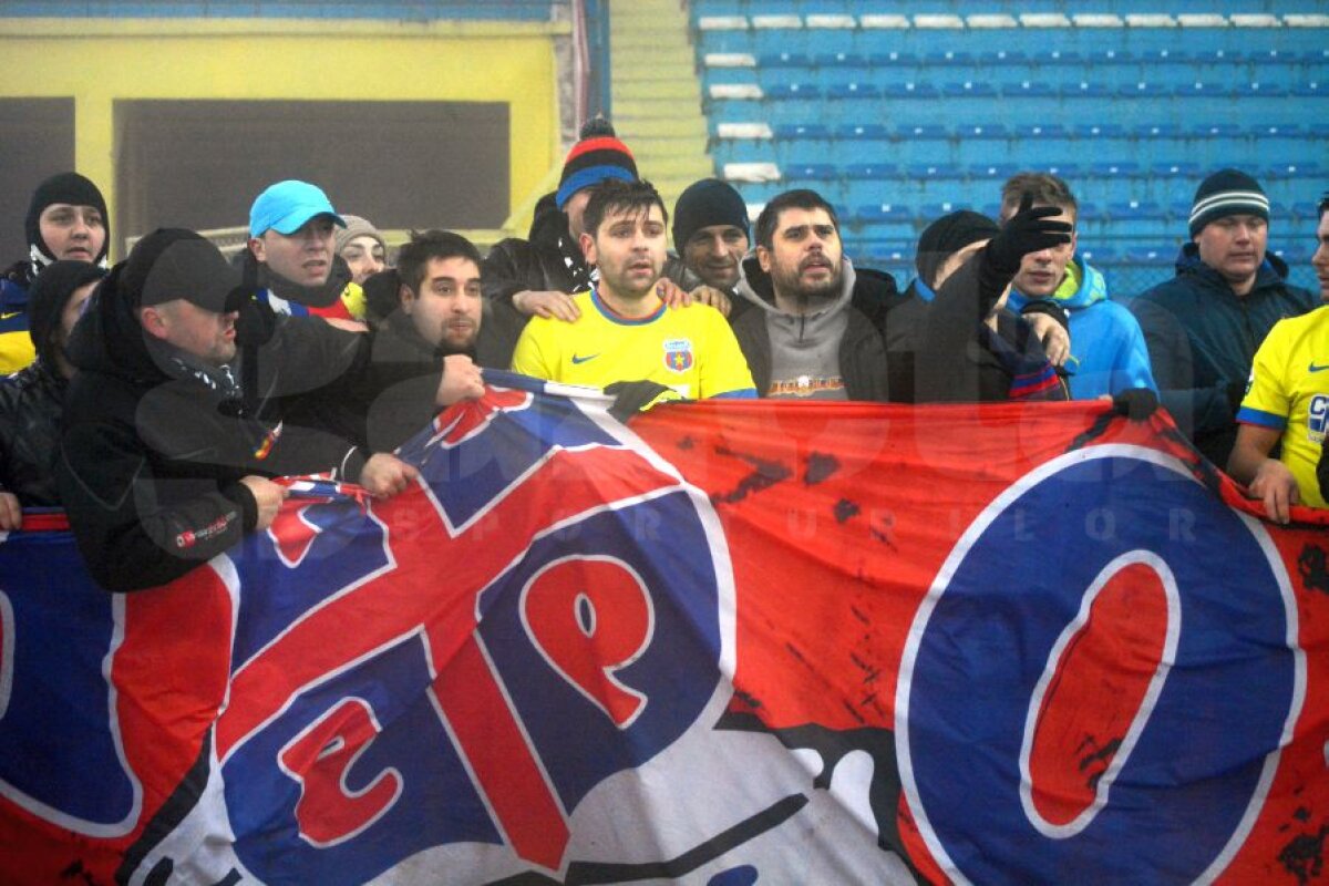 FOTO Imagini impresionante la Iaşi » Jucătorii Stelei au sărbătorit pe teren cu galeria la ultimul meci din 2014