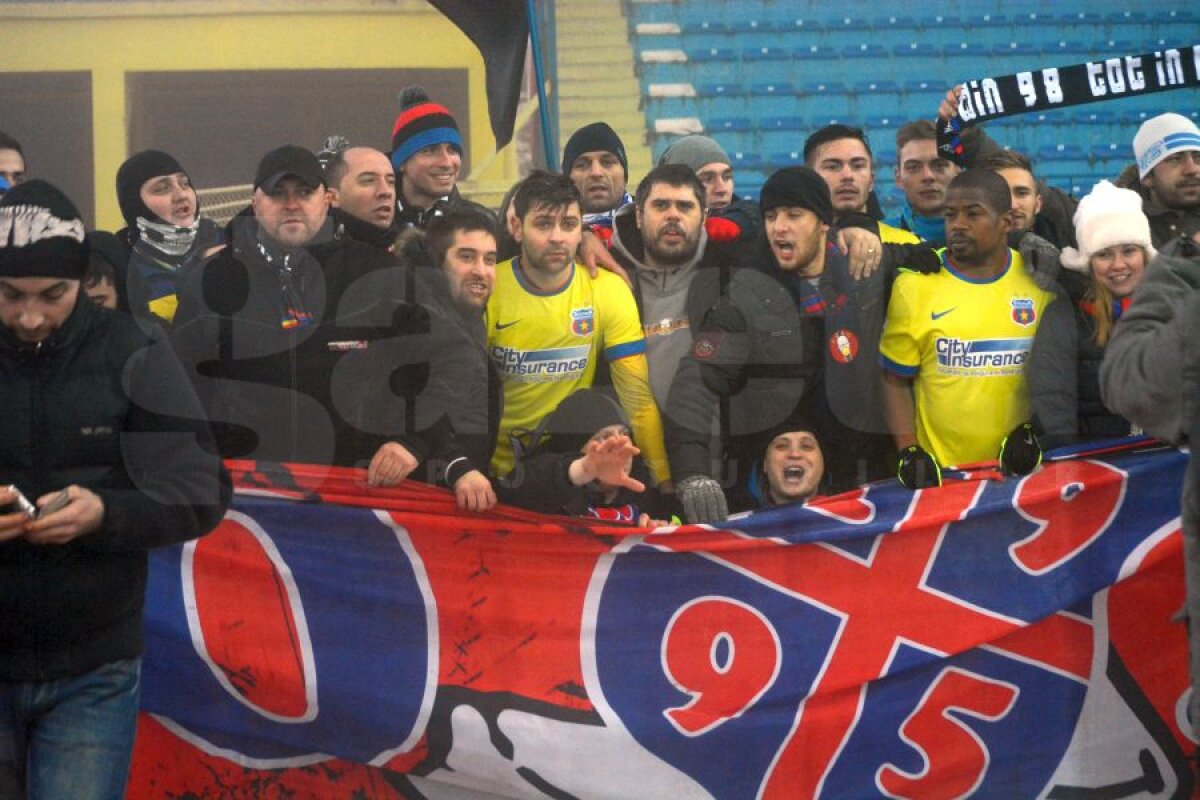 FOTO Imagini impresionante la Iaşi » Jucătorii Stelei au sărbătorit pe teren cu galeria la ultimul meci din 2014