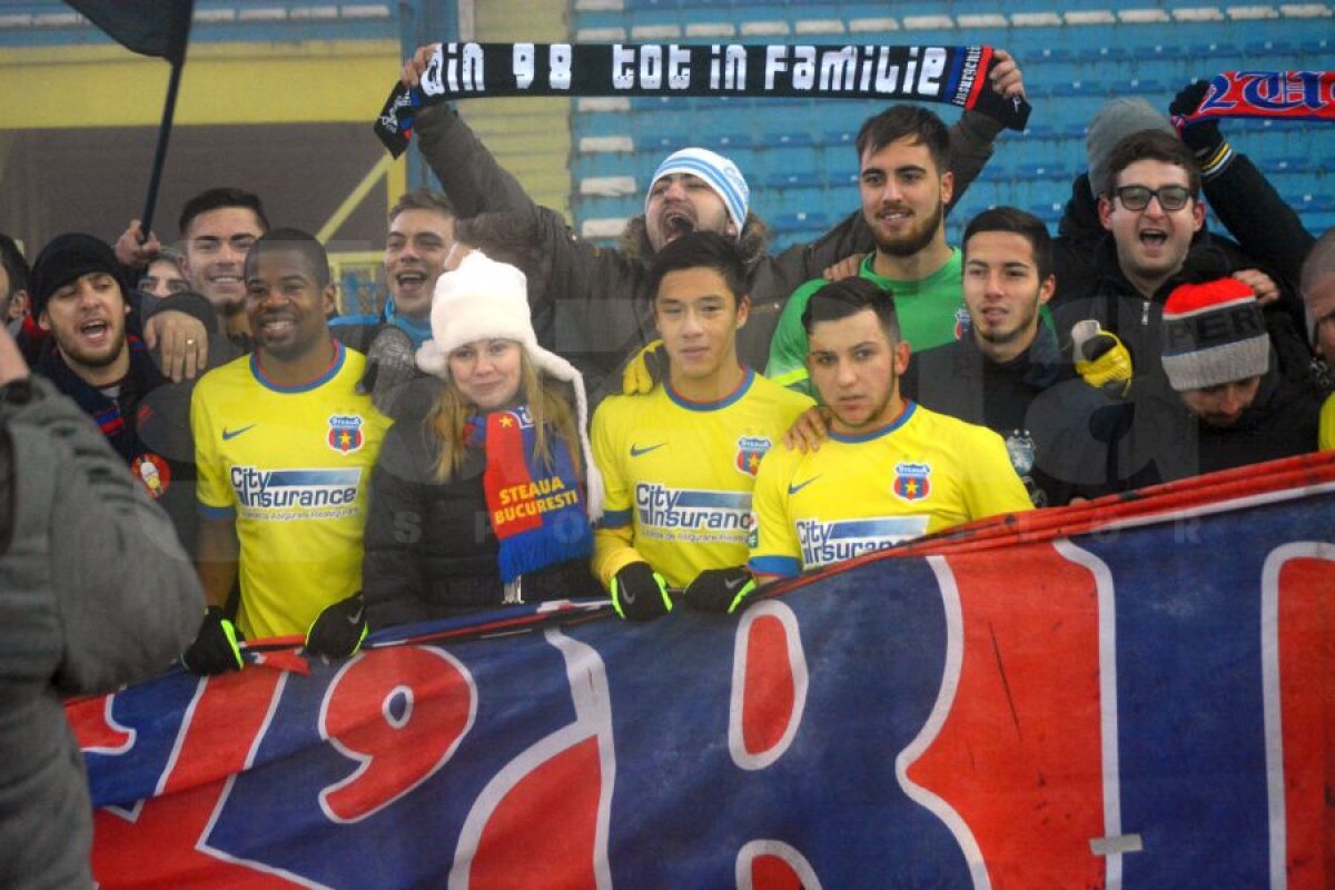 FOTO Imagini impresionante la Iaşi » Jucătorii Stelei au sărbătorit pe teren cu galeria la ultimul meci din 2014