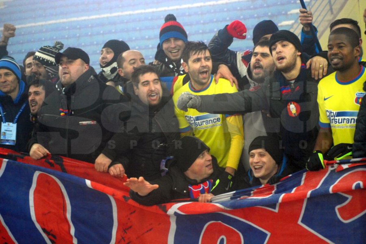 FOTO Imagini impresionante la Iaşi » Jucătorii Stelei au sărbătorit pe teren cu galeria la ultimul meci din 2014