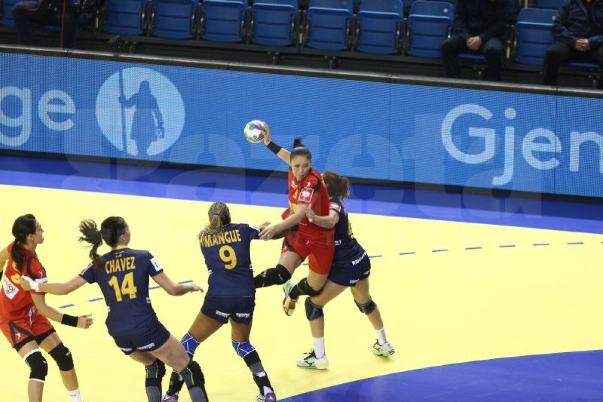 GALERIE FOTO Cît de spectaculos, dar şi cît de dur poate fi un meci de handbal! Cum au suferit fetele noastre în duelul cîştigat cu Spania, 22-20