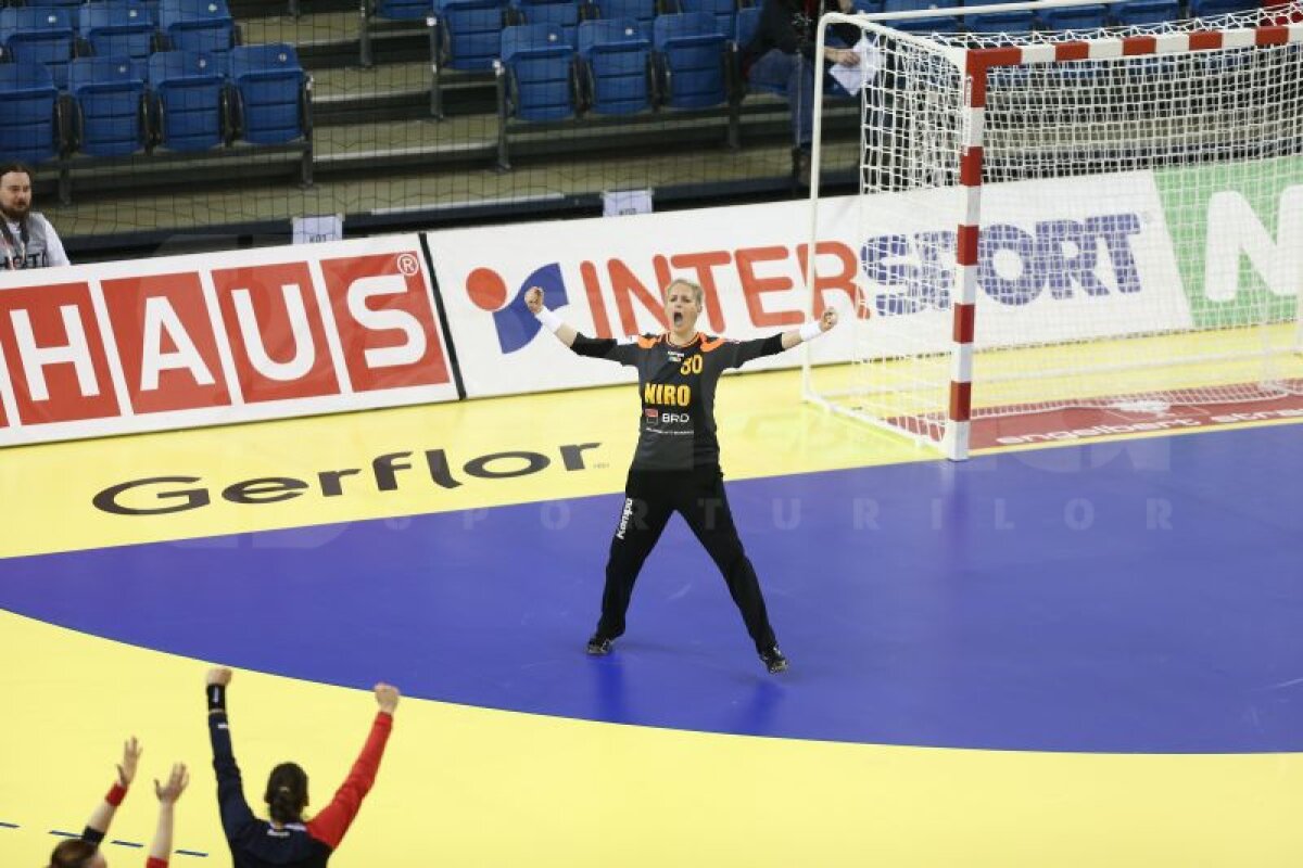 GALERIE FOTO Cît de spectaculos, dar şi cît de dur poate fi un meci de handbal! Cum au suferit fetele noastre în duelul cîştigat cu Spania, 22-20