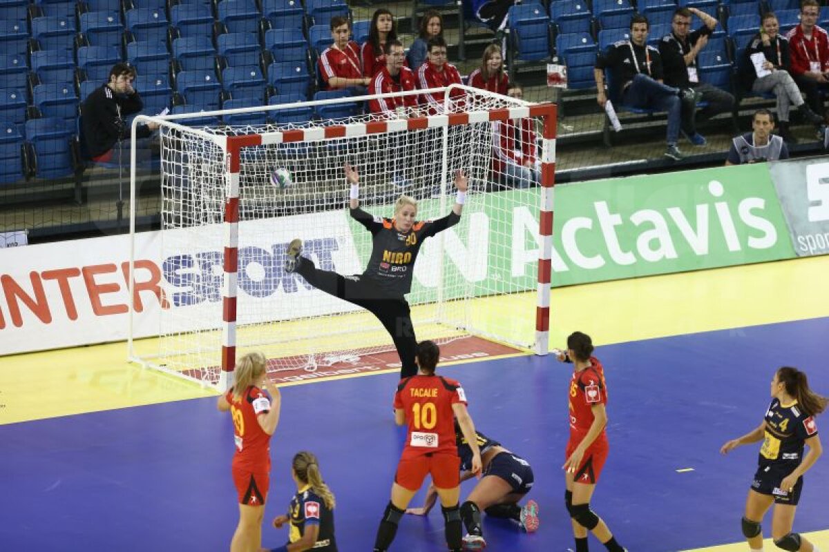 GALERIE FOTO Cît de spectaculos, dar şi cît de dur poate fi un meci de handbal! Cum au suferit fetele noastre în duelul cîştigat cu Spania, 22-20