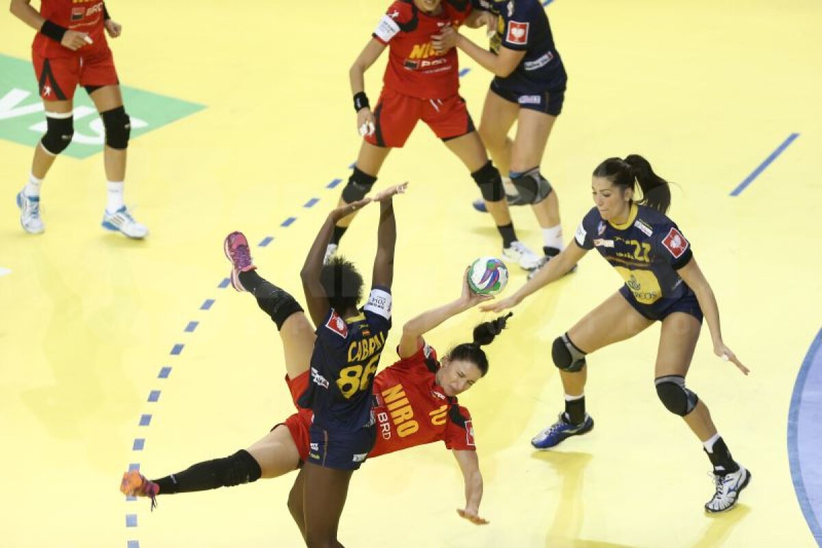 GALERIE FOTO Cît de spectaculos, dar şi cît de dur poate fi un meci de handbal! Cum au suferit fetele noastre în duelul cîştigat cu Spania, 22-20