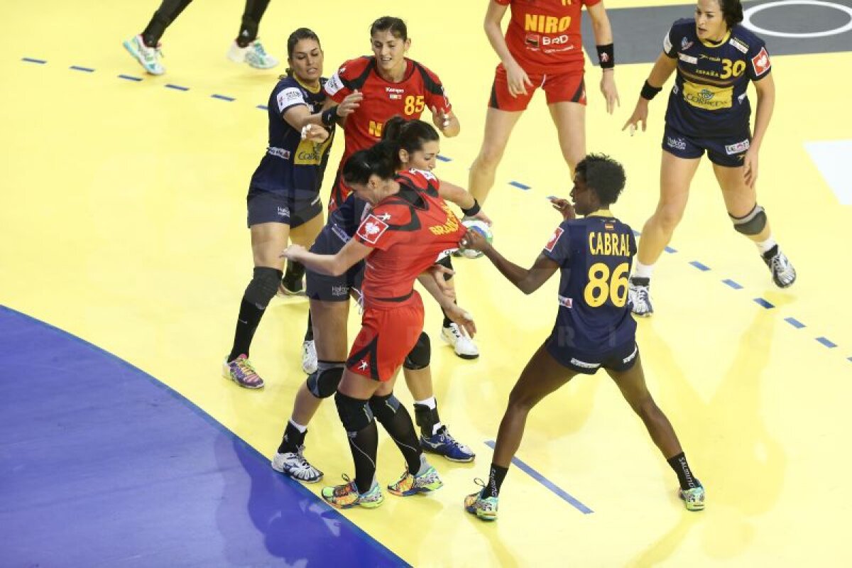GALERIE FOTO Cît de spectaculos, dar şi cît de dur poate fi un meci de handbal! Cum au suferit fetele noastre în duelul cîştigat cu Spania, 22-20