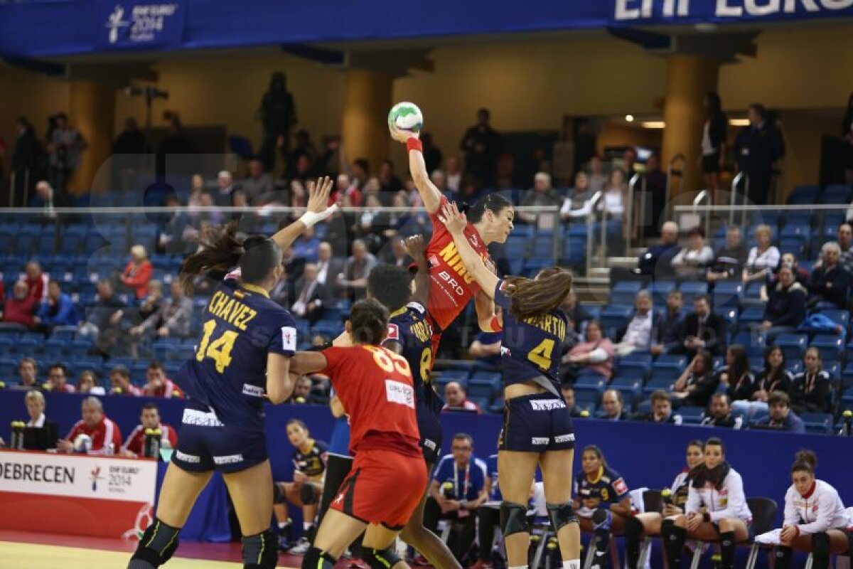 GALERIE FOTO Cît de spectaculos, dar şi cît de dur poate fi un meci de handbal! Cum au suferit fetele noastre în duelul cîştigat cu Spania, 22-20
