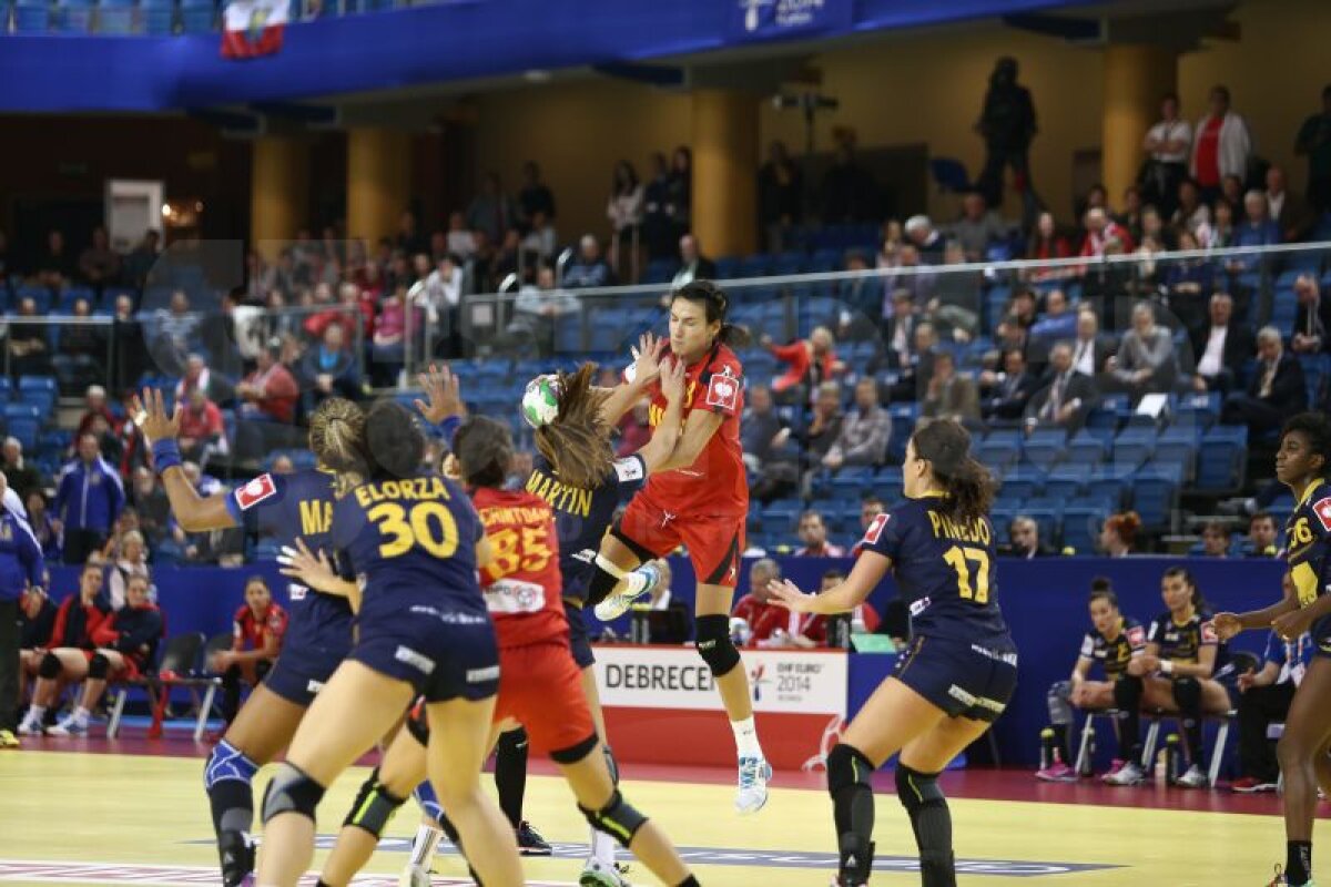 GALERIE FOTO Cît de spectaculos, dar şi cît de dur poate fi un meci de handbal! Cum au suferit fetele noastre în duelul cîştigat cu Spania, 22-20