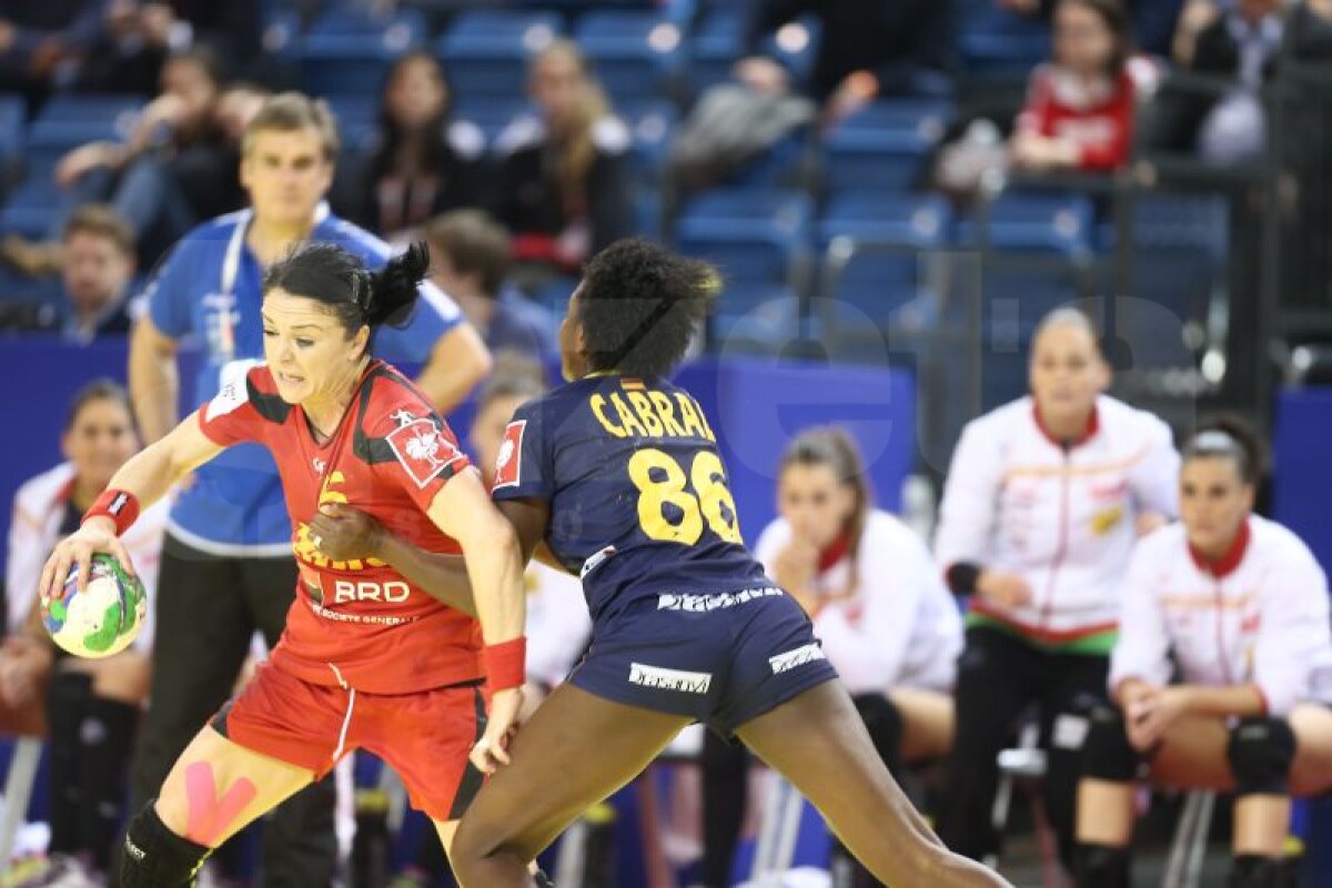 GALERIE FOTO Cît de spectaculos, dar şi cît de dur poate fi un meci de handbal! Cum au suferit fetele noastre în duelul cîştigat cu Spania, 22-20