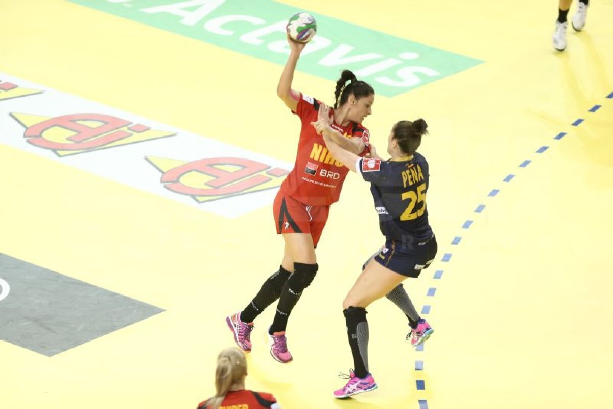 GALERIE FOTO Cît de spectaculos, dar şi cît de dur poate fi un meci de handbal! Cum au suferit fetele noastre în duelul cîştigat cu Spania, 22-20