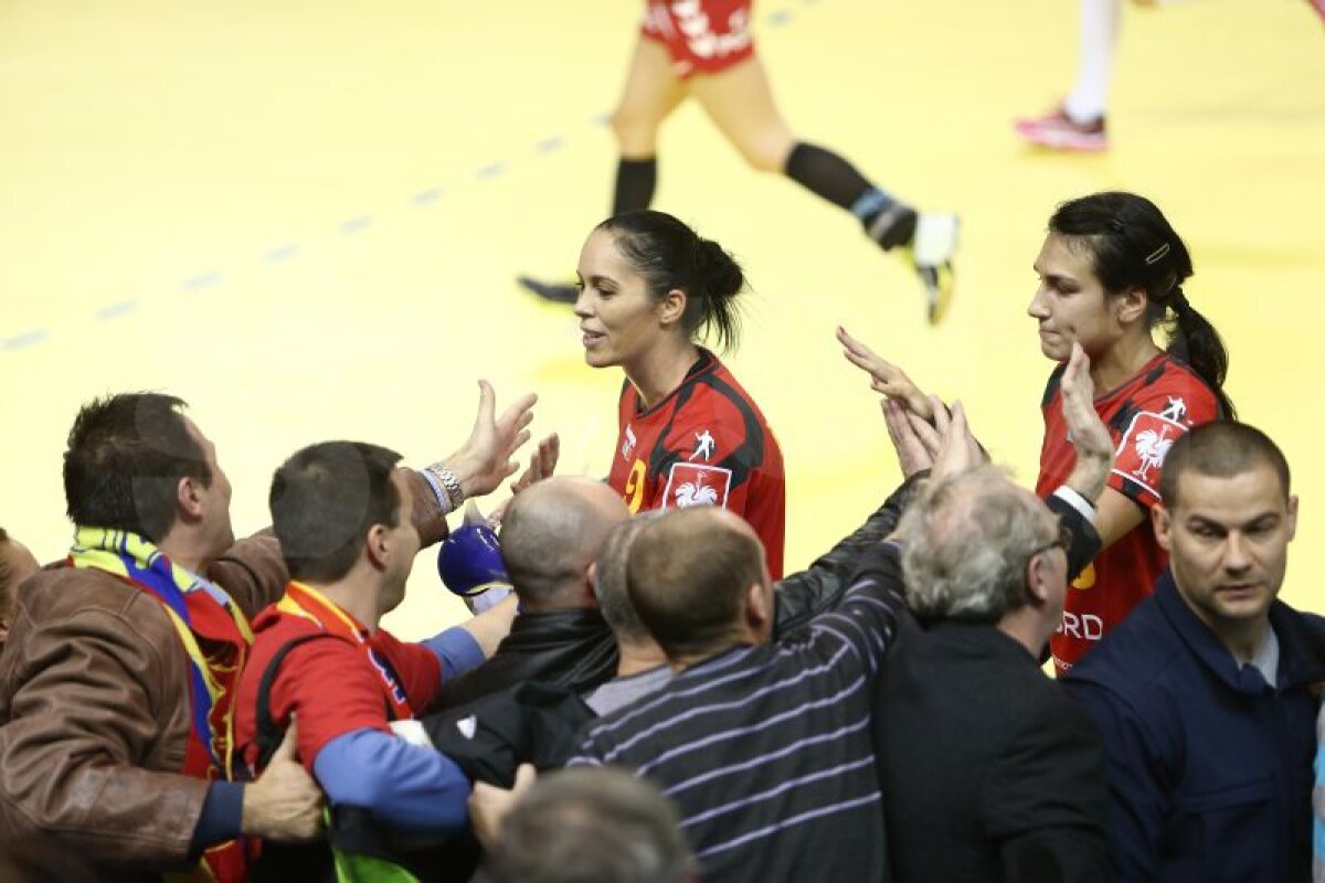 GALERIE FOTO Cît de spectaculos, dar şi cît de dur poate fi un meci de handbal! Cum au suferit fetele noastre în duelul cîştigat cu Spania, 22-20