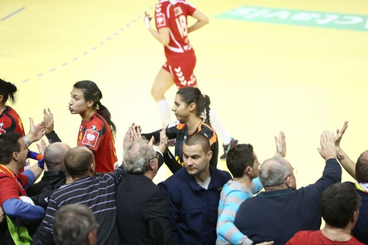 GALERIE FOTO Cît de spectaculos, dar şi cît de dur poate fi un meci de handbal! Cum au suferit fetele noastre în duelul cîştigat cu Spania, 22-20