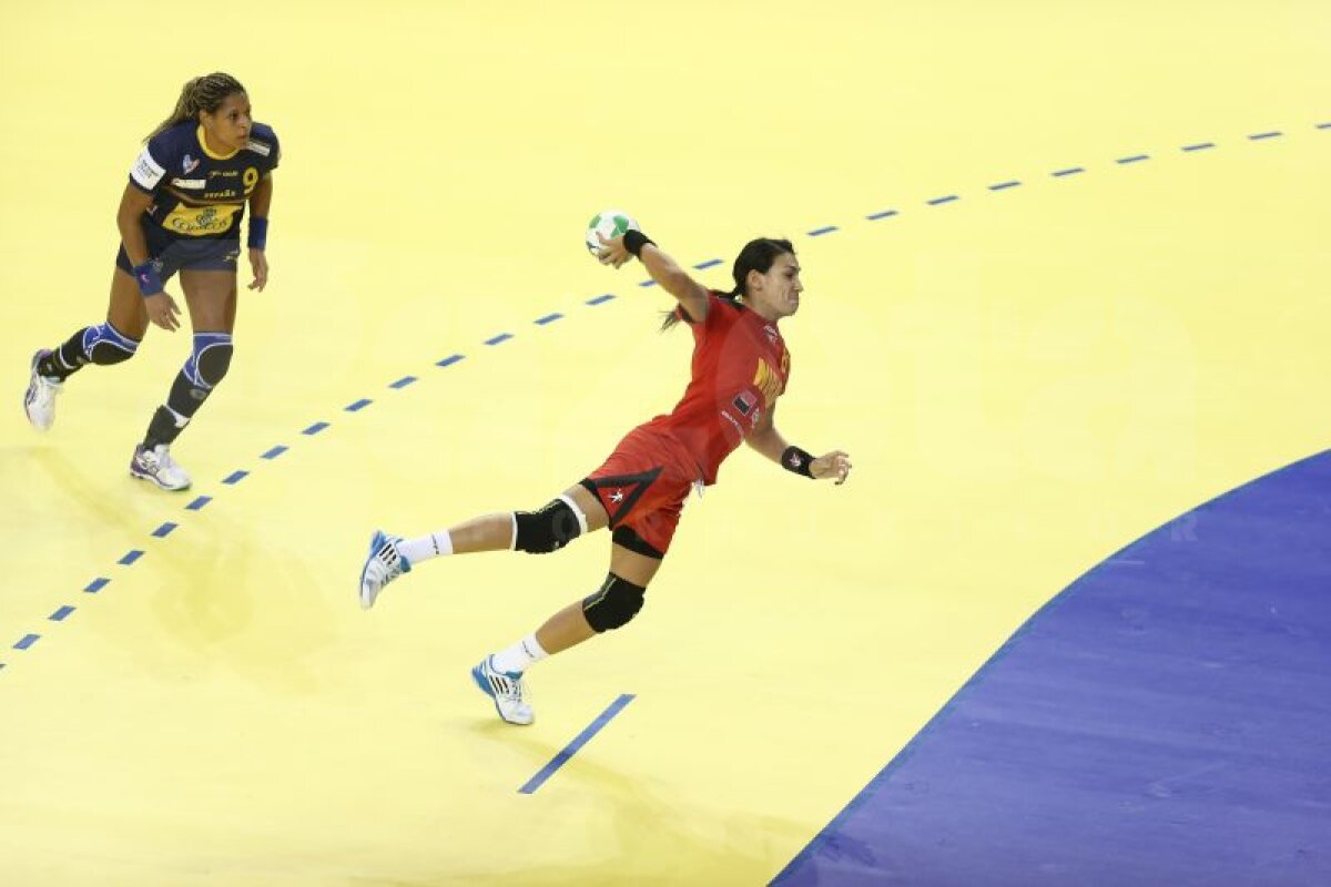 GALERIE FOTO Cît de spectaculos, dar şi cît de dur poate fi un meci de handbal! Cum au suferit fetele noastre în duelul cîştigat cu Spania, 22-20